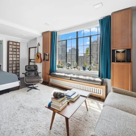 Image 4 - Woodstock Tower, 320 East 42nd Street, New York, NY 10017, USA - Apartment for sale