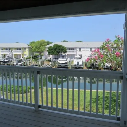 Image 3 - Coquina Key Drive Southeast, Saint Petersburg, FL 33705, USA - Condo for sale