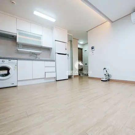 Rent this 2 bed apartment on 서울특별시 성동구 행당동 37-77