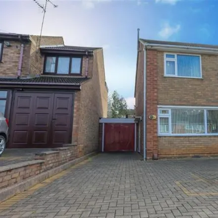 Buy this 3 bed duplex on Middlefield Avenue in Halesowen, B62 9QL