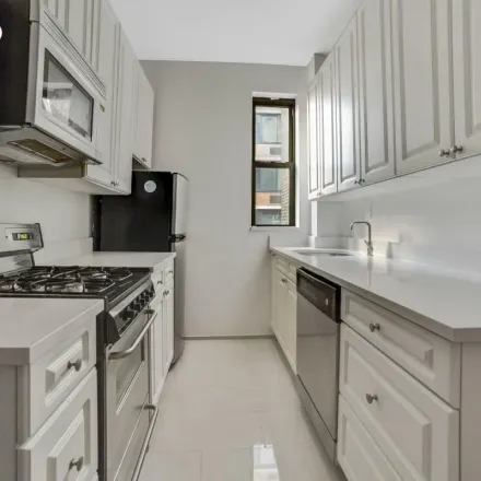 Rent this 3 bed apartment on 315 East 56th Street in New York, NY 10022