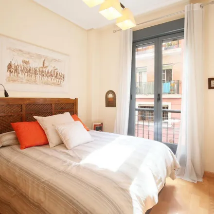 Rent this 1 bed apartment on Madrid in Rastro Market, Plaza de Cascorro