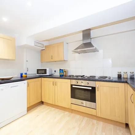 Rent this 3 bed apartment on 3-37 Headingley Mount in Leeds, LS6 3EW