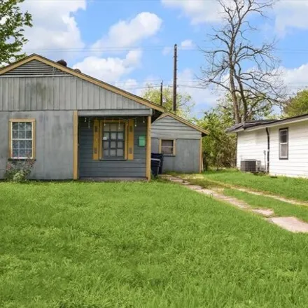 Buy this 3 bed house on 4934 Burma Road in Houston, TX 77033