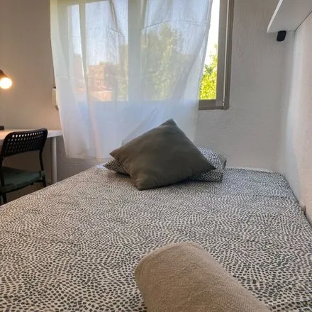 Rent this 2 bed room on Madrid in Calle Benalmádena, 1