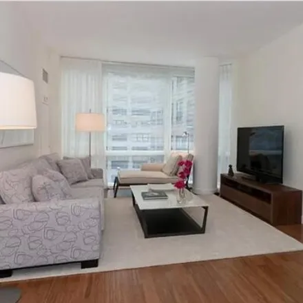 Image 6 - Crystal Green, 330 West 39th Street, New York, NY 10018, USA - Apartment for rent