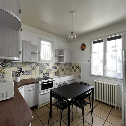 Rent this 4 bed apartment on L'Escale in Rue Pierre Brossolette, 10300 Sainte-Savine