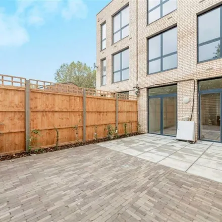 Rent this 4 bed townhouse on St James's Road in London, SE1 5BU