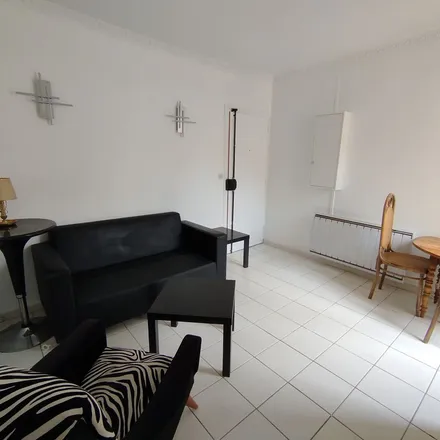 Rent this 2 bed apartment on Jules Joffrin in ligne 12 Direction Mairie d'Issy, Rue Ordener