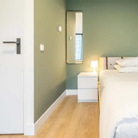 Rent this 4 bed room on Voorburgstraat 252B in 1062 JB Amsterdam, Netherlands