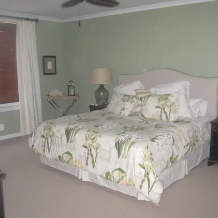 Rent this 3 bed condo on Wildwood in NJ, 08260