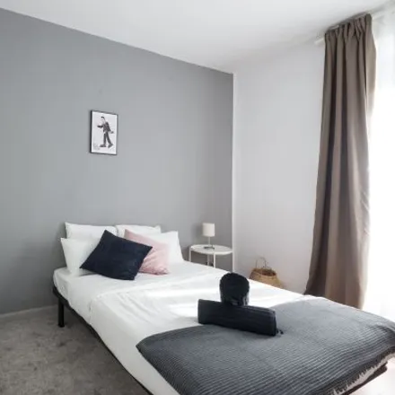 Rent this 5 bed room on Madrid in Clínica Croquer, Calle de Carranza