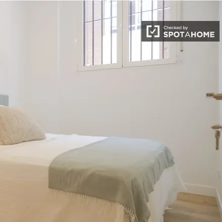 Rent this 2 bed room on Madrid in Calle de Rosa de Silva, 14