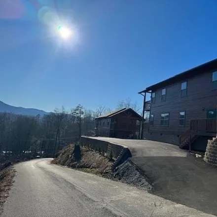 Image 2 - 1026 Old Cartertown Road, Gatlinburg, TN 37738, USA - House for sale