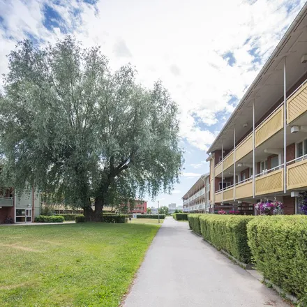 Rent this 3 bed apartment on Skälängsgatan 11A in 722 26 Västerås, Sweden