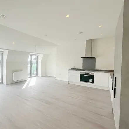 Rent this 2 bed apartment on unnamed road in London, NW4 3RG