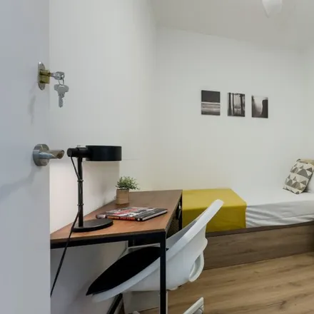 Rent this 9 bed room on VIVO Tapes - Restaurant in Carrer del Rosselló, 255