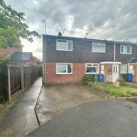 Rent this 2 bed townhouse on Newbold Back Lane in Chesterfield, S40 4LA