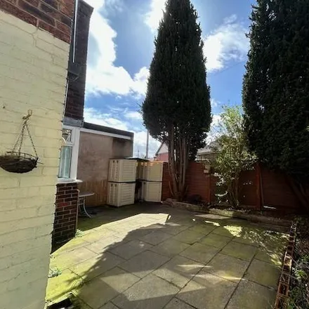 Image 2 - Dimsdale View East, Newcastle-under-Lyme, ST5 8EE, United Kingdom - Townhouse for sale