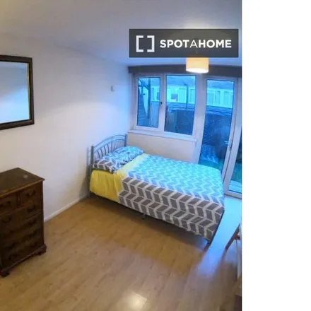 Rent this 4 bed room on Finnemore House in Britannia Row, London
