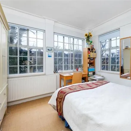 Image 4 - King's Court South, Chelsea Manor Gardens, London, SW3 5EG, United Kingdom - Apartment for sale