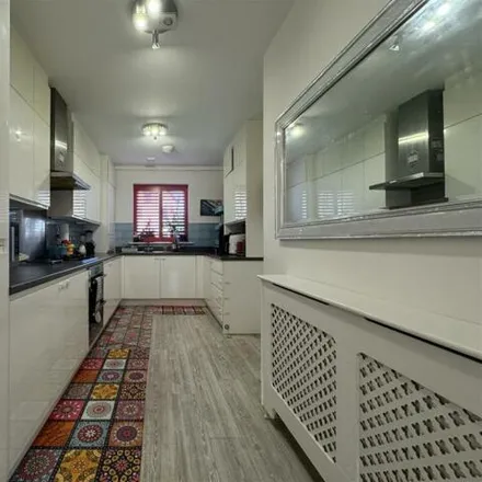 Image 2 - Hughes Road, London, IG6 2FP, United Kingdom - Townhouse for sale