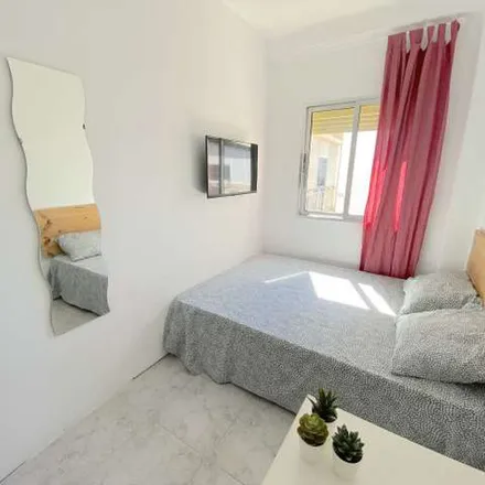 Image 9 - Escuela Oficial de Idiomas, Avenida Doctor Fedriani, 41009 Seville, Spain - Apartment for rent