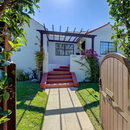 Buy this studio townhouse on 2100 South Harcourt Avenue in Los Angeles, CA 90016