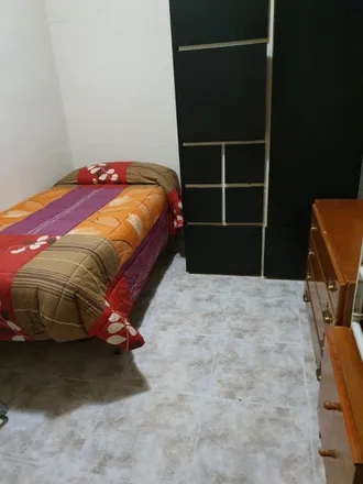 Rent this 3 bed room on BCN Languages in Travessera de les Corts, 173