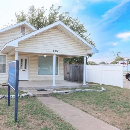 Buy this 2 bed house on 526 West Ridgewood Street in Shawnee, OK 74801