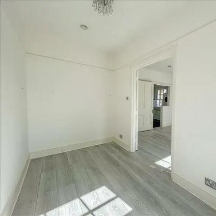 Image 5 - 54 Holland Park, London, W11 3RS, United Kingdom - Apartment for rent