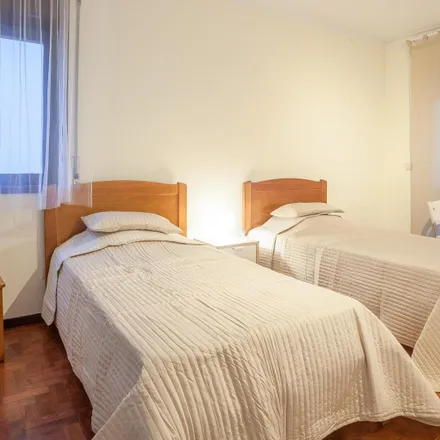 Rent this 6 bed room on Rua do Doutor Manuel Laranjeira 78 in 72, 4200-098 Porto
