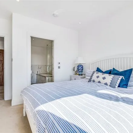 Rent this 3 bed apartment on Pinewood Road in London, TW13 7BD