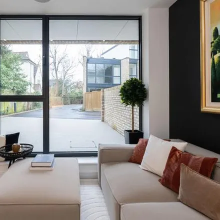 Image 5 - 6, 6A Orchard Lane, Cottenham Park, London, SW20 0SE, United Kingdom - Duplex for rent