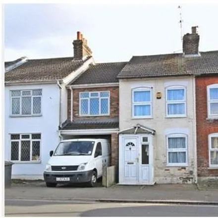 Rent this 3 bed townhouse on Putteridge Road in Luton, LU2 8HH