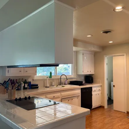 Image 3 - 9858 Milburn Drive, Los Angeles, CA 91352, USA - Room for rent