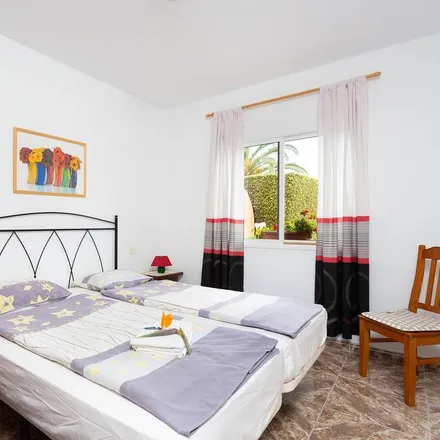 Rent this 4 bed house on DISA ICOD DE LOS VINOS in Avenida Príncipe de España, 40