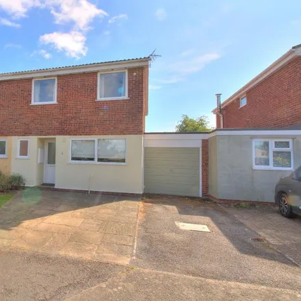 Rent this 4 bed duplex on Fernhill Close in Melton, IP12 1LB