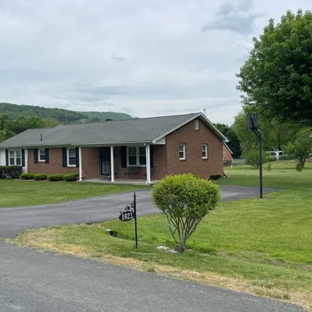 Buy this 3 bed house on 1017 McCulloch Street in Glasgow, Rockbridge County