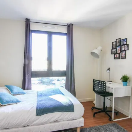 Rent this 5 bed apartment on 7 Avenue de l'Alsace-Lorraine in 92500 Rueil-Malmaison, France