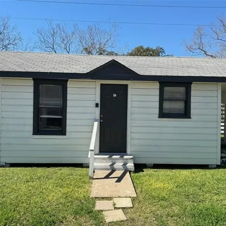 Buy this studio house on 780 1st Avenue North in Texas City, TX 77590