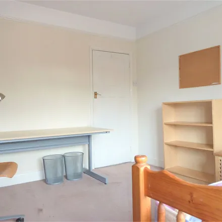Image 8 - Raymond Crescent, Guildford, GU2 7SX, United Kingdom - Apartment for rent