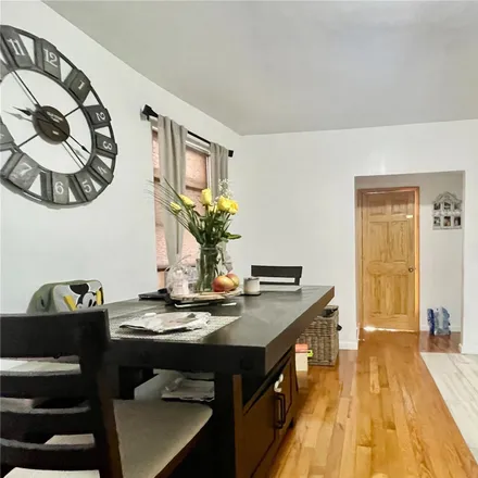 Image 2 - 1805 Mulford Avenue, New York, NY 10461, USA - Townhouse for sale
