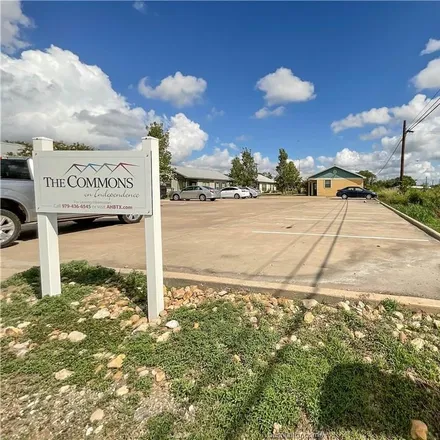 Image 3 - 783 East Independence Street, Giddings, TX 78942, USA - Duplex for sale