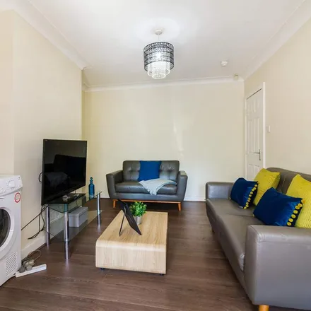Image 3 - 13 Stanmore Crescent, Leeds, LS4 2RY, United Kingdom - House for rent