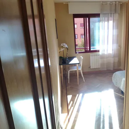 Rent this 4 bed room on Calle de Melilla in 28005 Madrid, Spain