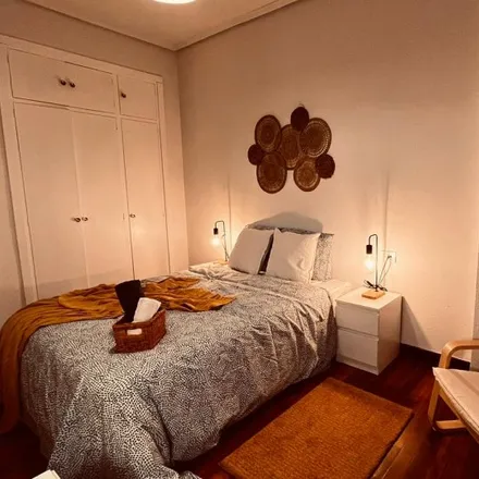 Rent this 5 bed room on Etxezuri dorreak in Trenbideko etorbidea / Avenida del Ferrocarril, 48010 Bilbao