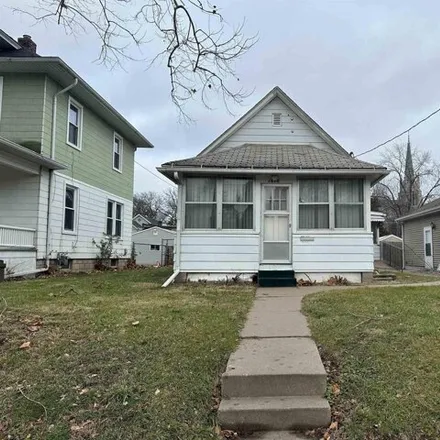 Buy this 2 bed house on 1644 12th Street in Moline, IL 61265