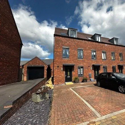 Image 1 - Booth Crescent, Dawley, TF3 5HZ, United Kingdom - Townhouse for rent