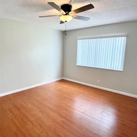 Image 3 - 331 Lakeview Drive, Weston, FL 33326, USA - Condo for sale